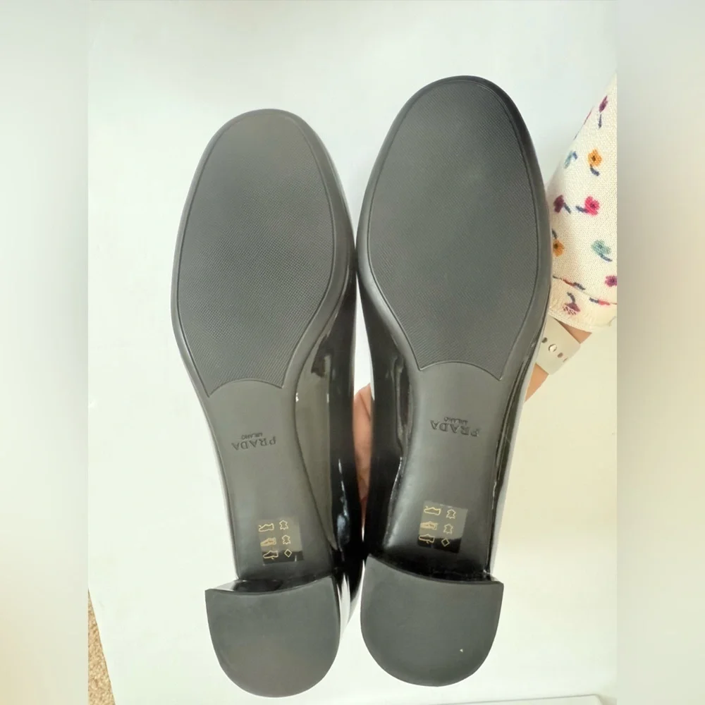 Prada Black polished leather bowtie embellished block heel pumps EU 39.5 - Picture 9 of 10